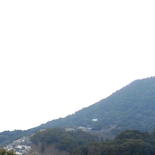 ホテルから金刀比羅宮の鎮座する象頭山の情景（一例）