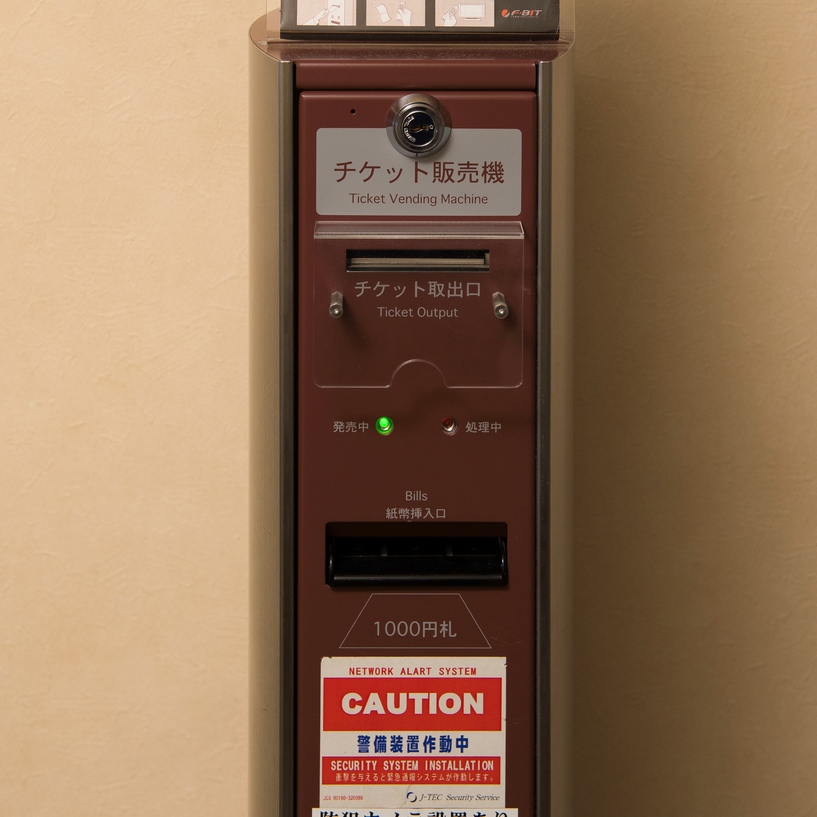 VODカード販売機1泊1，000円で、映画見放題♪各階エレベーター横にご用意しています。