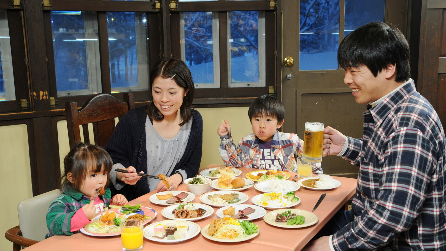 夕食バイキング家族旅行