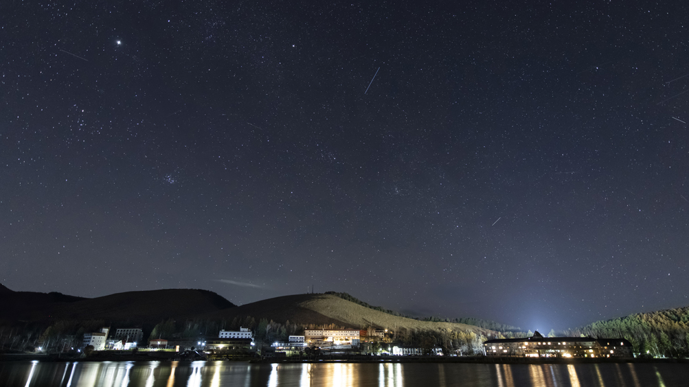 *外観（夜）/星空が手に届きそうな標高1400mの白樺湖