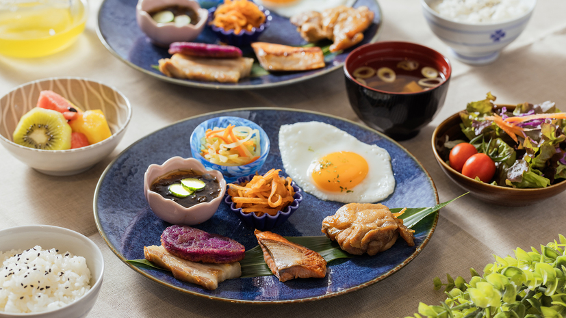 朝食自家製パパイヤキムチや紅芋揚げなど、沖縄ならではの和朝食