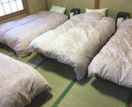 4〜6名様用 畳敷きにベッドが入っております。