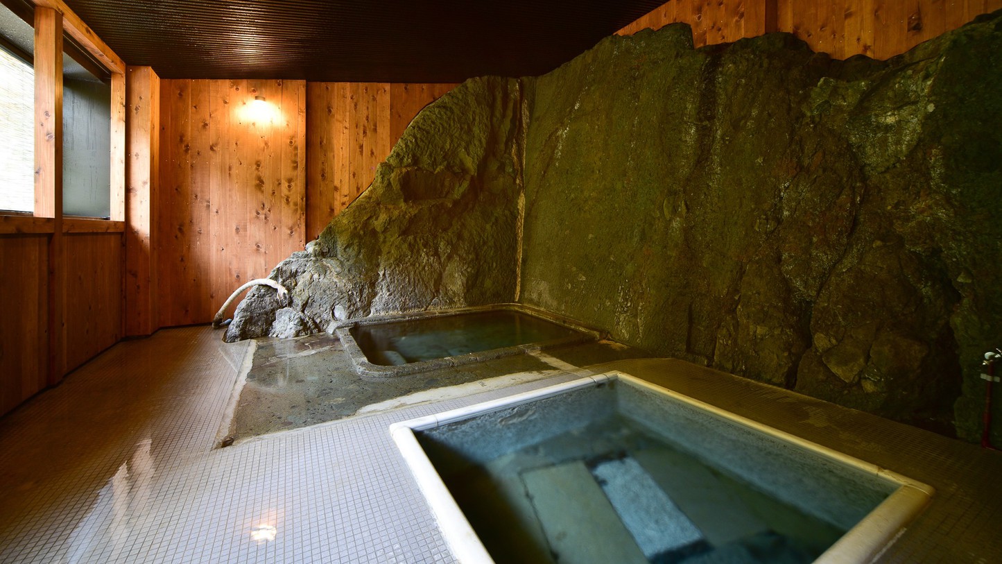 ＊千年の湯岩風呂天然の温泉自噴岩盤をそのまま生かしたもので、かつては歴代藩公の湯でありました。