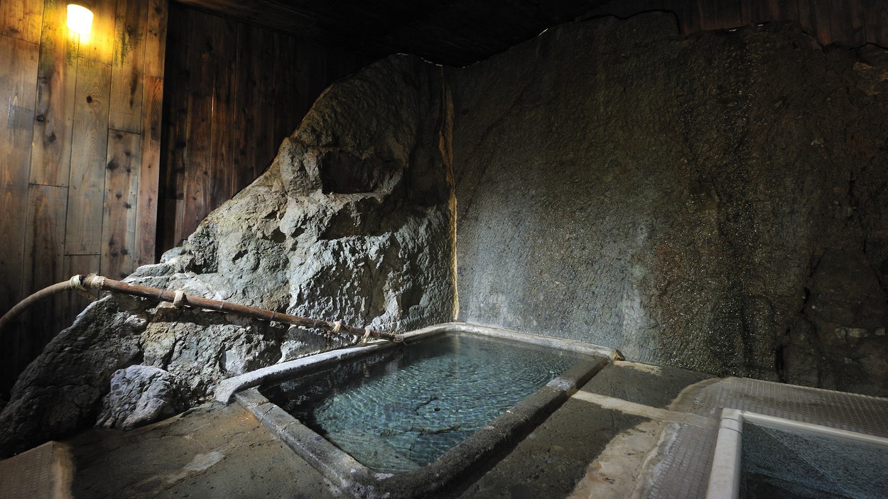 ＊千年の湯岩風呂天然の温泉自噴岩盤をそのまま生かしたもので、かつては歴代藩公の湯でありました。