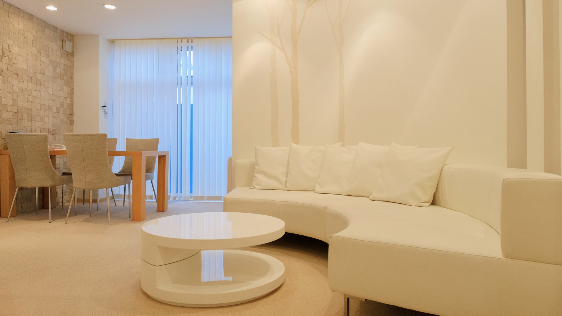 リビングルームも広々