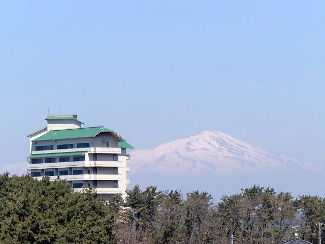 ホテルと鳥海山