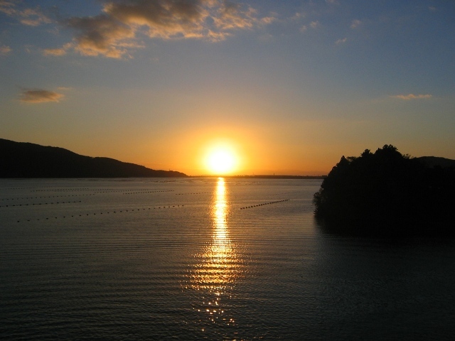 島と夕陽