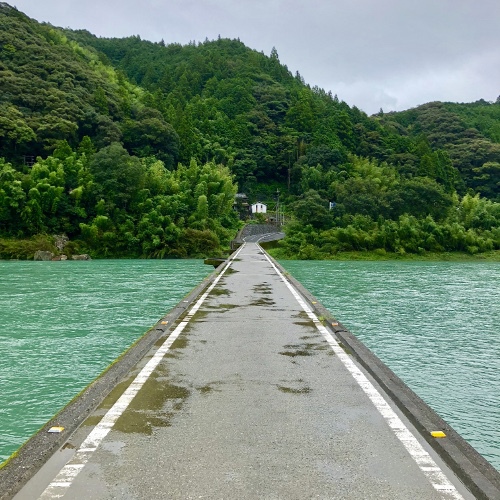 【名護屋沈下橋】車で5分。自転車でも行けるスポット。