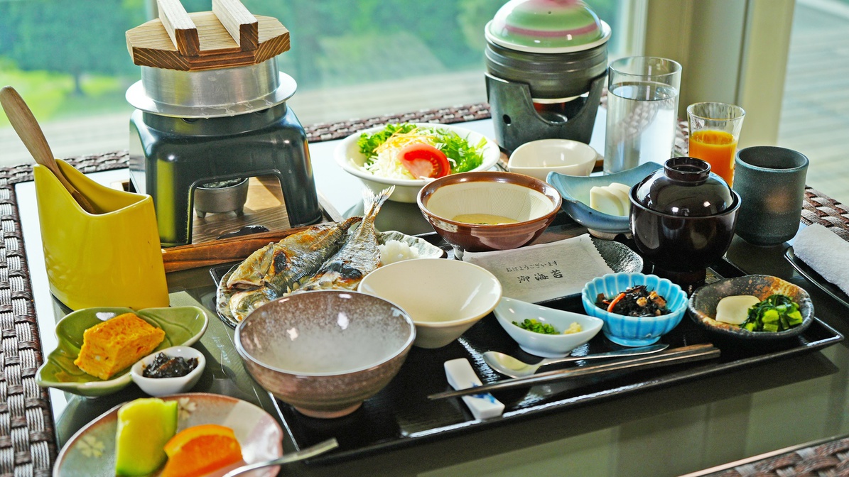 朝食／地元産の干物などの和食をご用意いたします。ご自身で作って頂く当館名物、「百山豆腐」が大好評