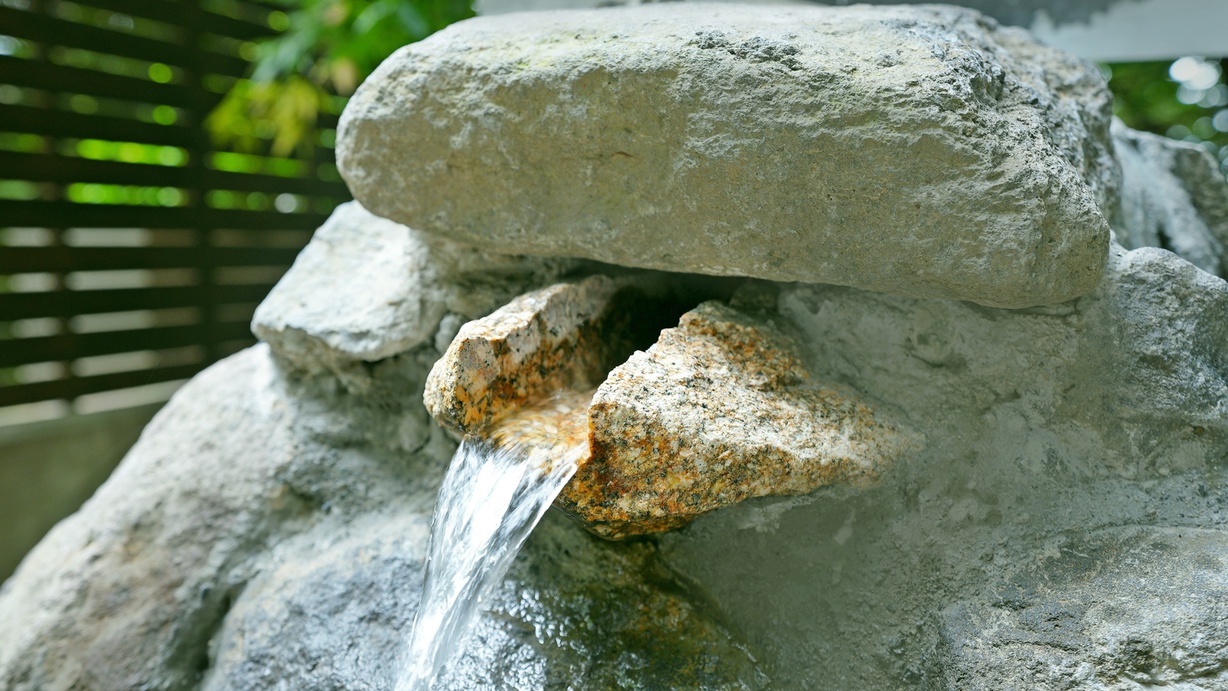 源泉／当館所有の温泉は敷地内深さ777メートルから汲み上げ、美容にも効果があると言われています