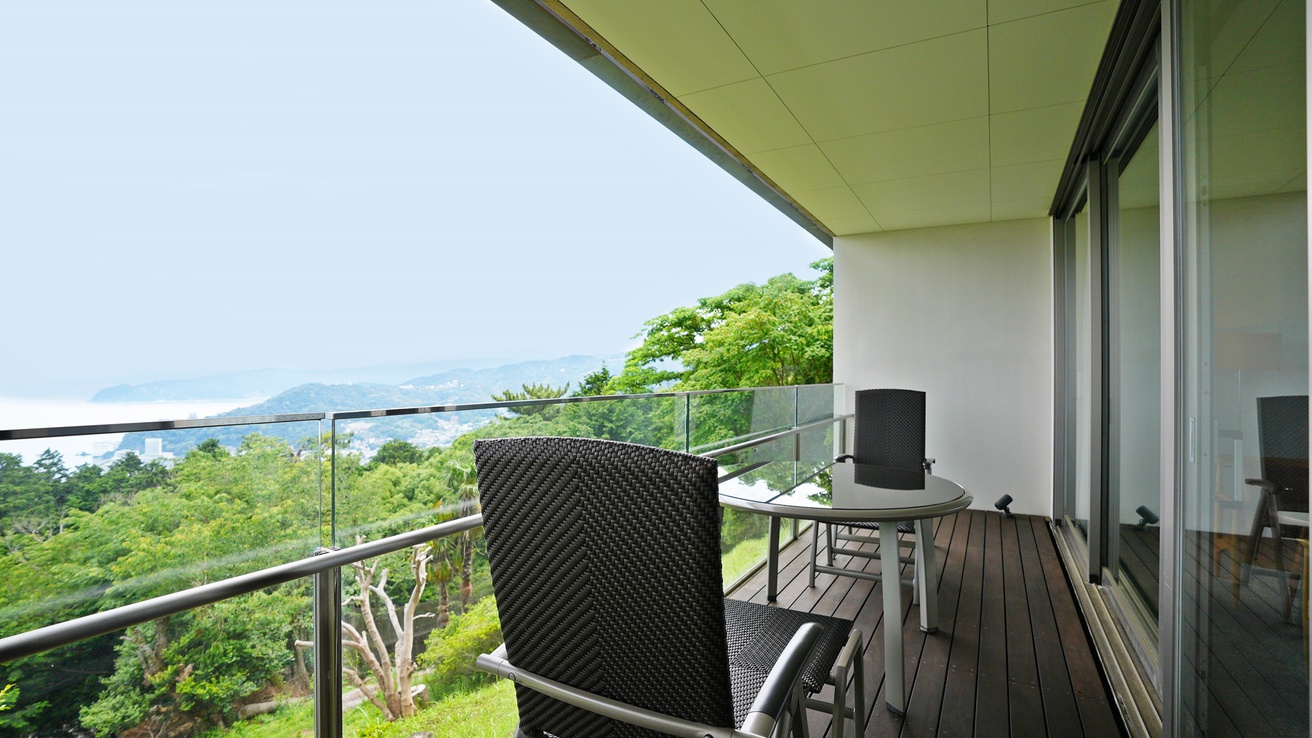 客室バルコニー／全客室に専用のバルコニー、熱海の景色を見ながらドリンクをお楽しみください