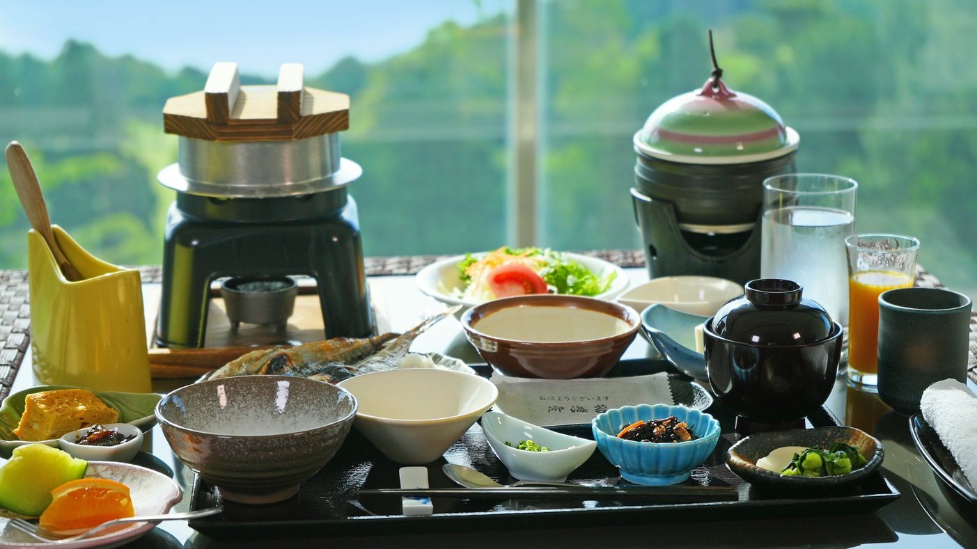 朝食／地元産の干物などの和食をご用意いたします。ご自身で作って頂く当館名物、「百山豆腐」が大好評