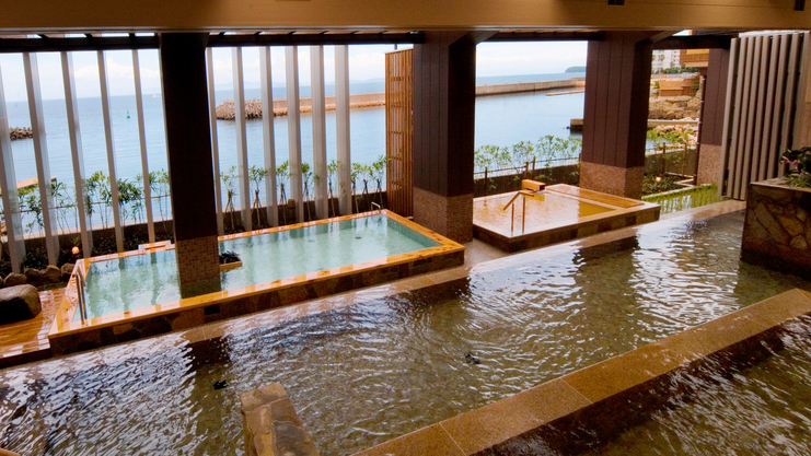 【淡路棚田の湯】淡路島の稲作に見られる棚田をモチーフにしたオープンエアの開放的な湯殿。