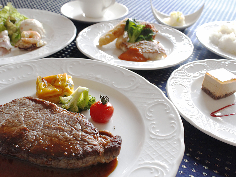 夕食はステーキがメインのハーフブッフェスタイル。連泊の場合は、メインが変更となります