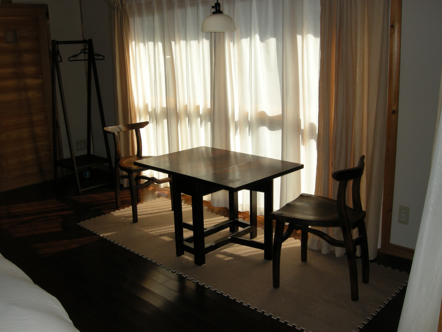アンティークの机と琉球松の椅子