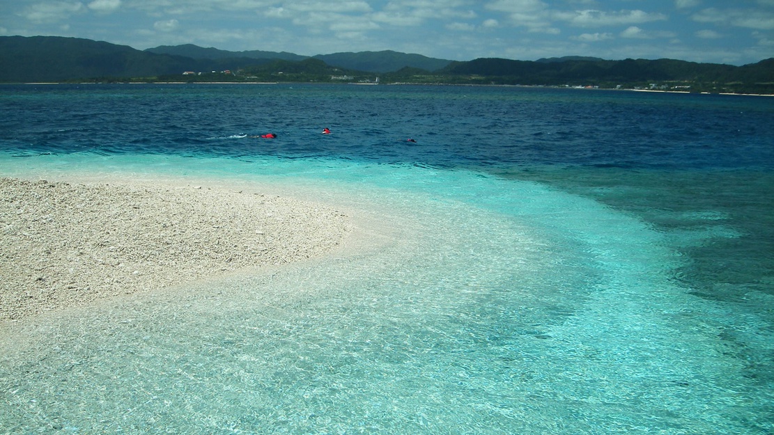 *【周辺景観】白い砂浜・コバルトブルーの海・高い空…;西表島は手つかずの自然が色濃く残っています！