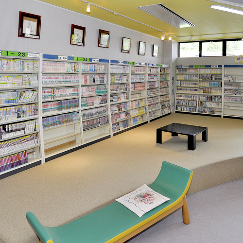 コミックは約4万冊！椅子に座って読むもよし、床に寝転がって読むもよし♪