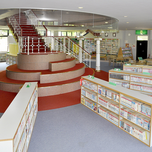 コミックは約4万冊！椅子に座って読むもよし、床に寝転がって読むもよし♪