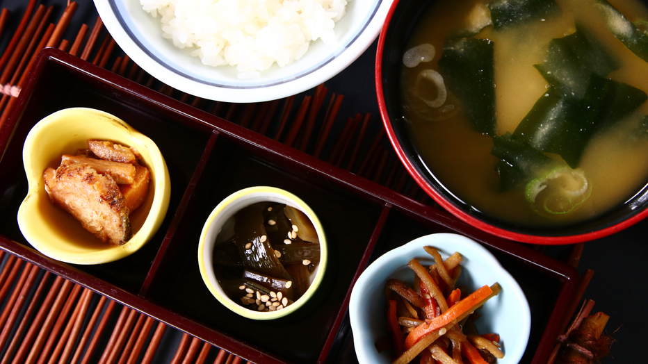 朝食食材は地元の物を使用。お米と相性抜群のおかずでお召し上がりください！
