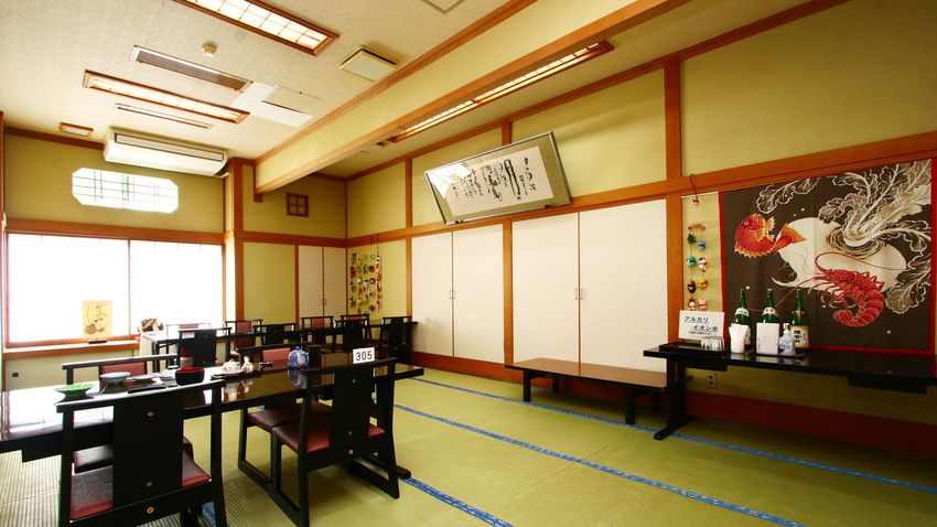 食事処1階にございますお部屋が食事会場となっております。