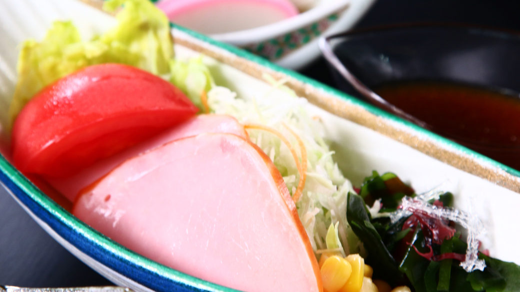 朝食地元の野菜などを使ったサラダです。