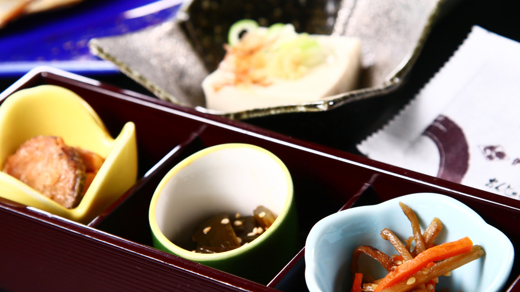 朝食品数豊富なおかずでごはんもたくさん食べてください♪