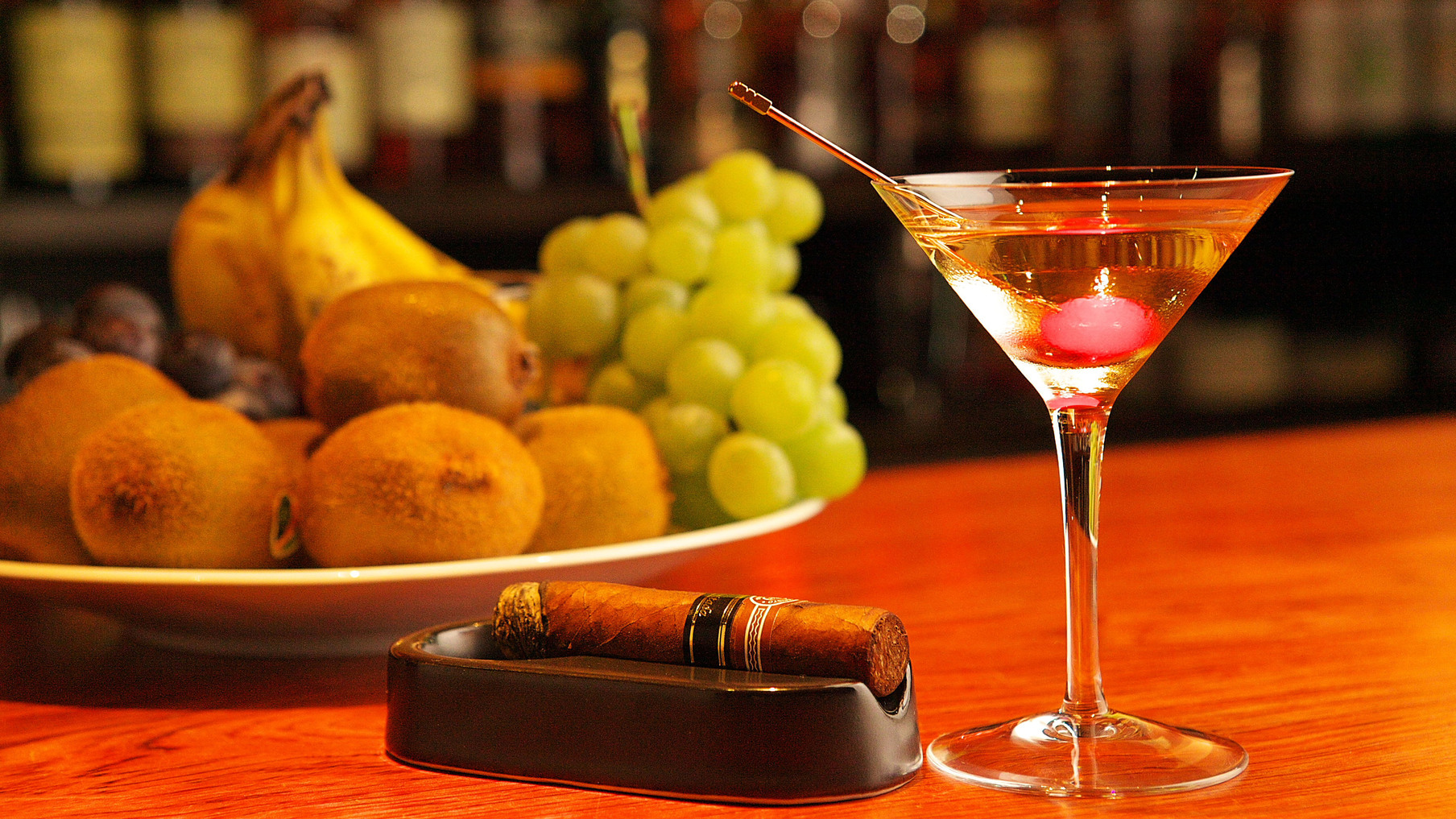 BAR「Salon Bar Thistle（サロン バー シスル）」（１階）18：00〜25：00