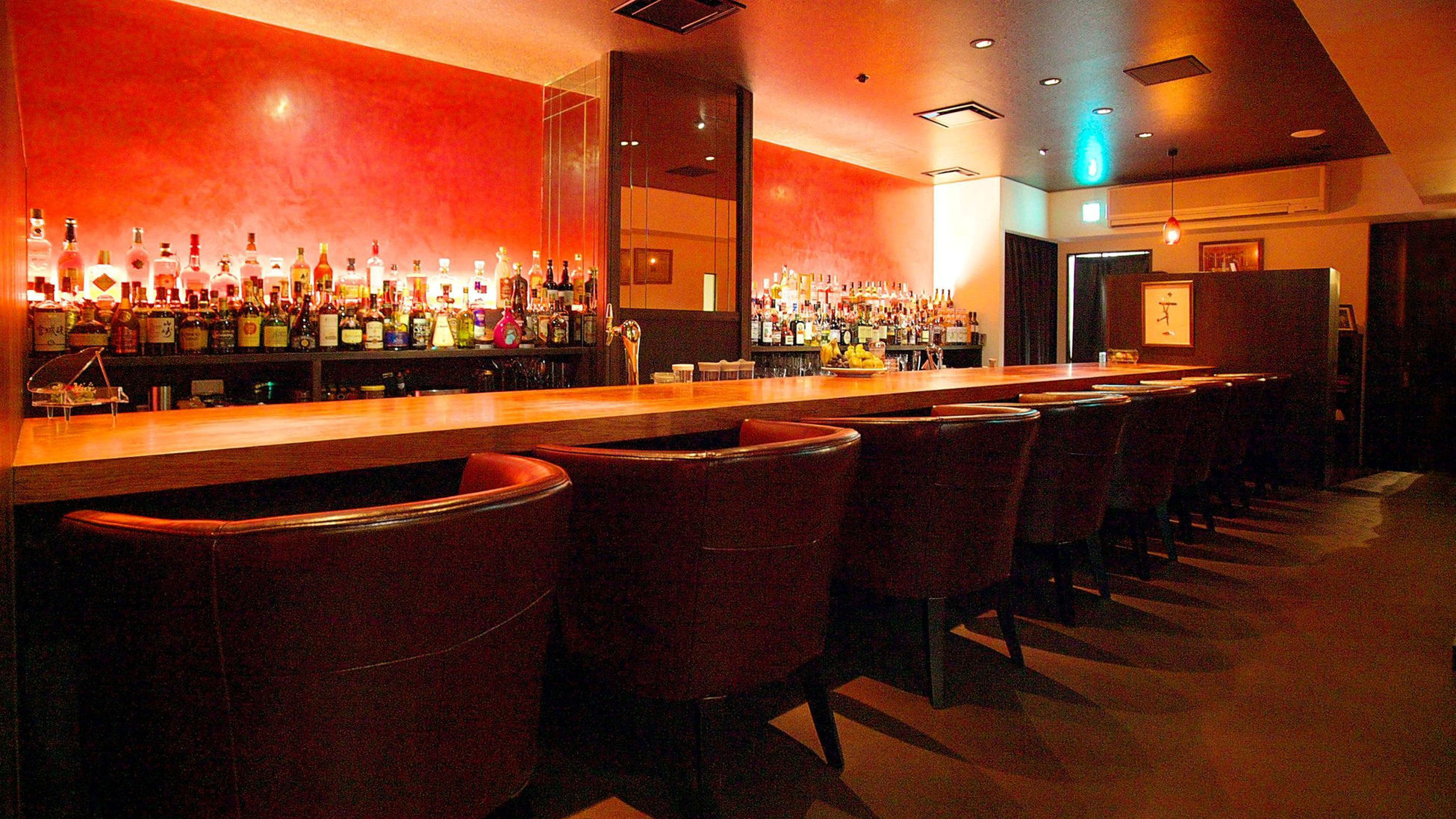 BAR「Salon Bar Thistle（サロン バー シスル）」（１階）18：00〜25：00
