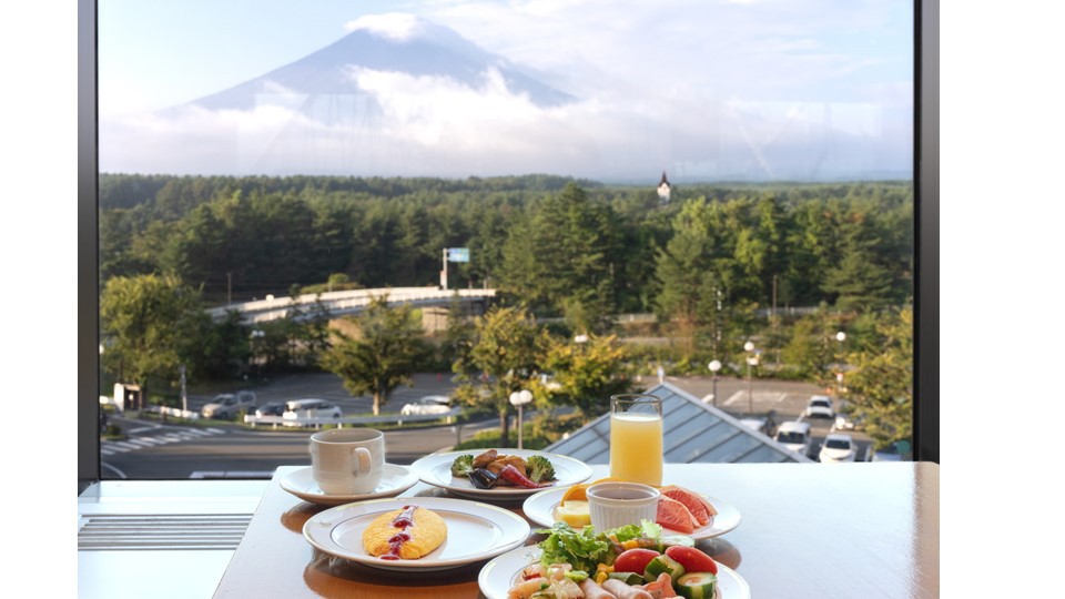 雄大な富士山を眺めながら、天井が高く開放的な空間の中で爽やかな朝の時間をご堪能ください。