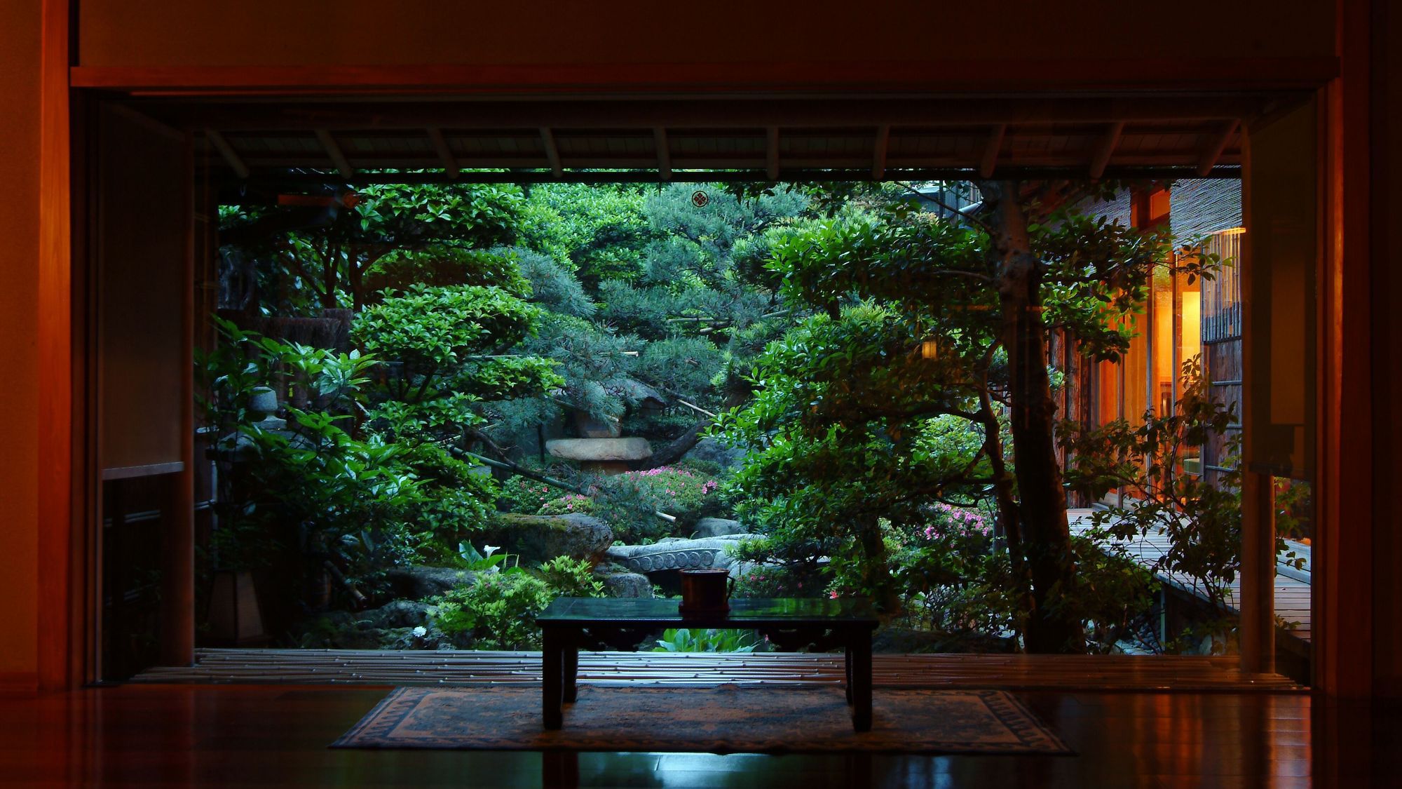 ロビーから望むしっとり落ち着いた雰囲気の日本庭園
