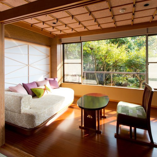 【本館南館】二階のお部屋からは日本庭園が眺められます
