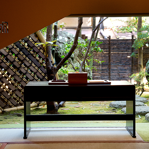 【本館東館】縁側から庭を抜けると日本庭園へ