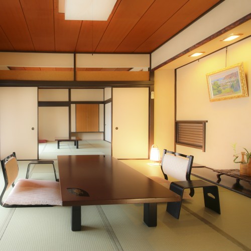 【離れ露天付客室初島】は、昭和建築の趣と次の間付きの広い間取りの客室で当館人気のお部屋です。
