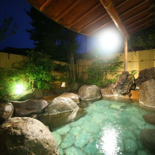 天然温泉100％かけ流しの月光の湯露天風呂です。