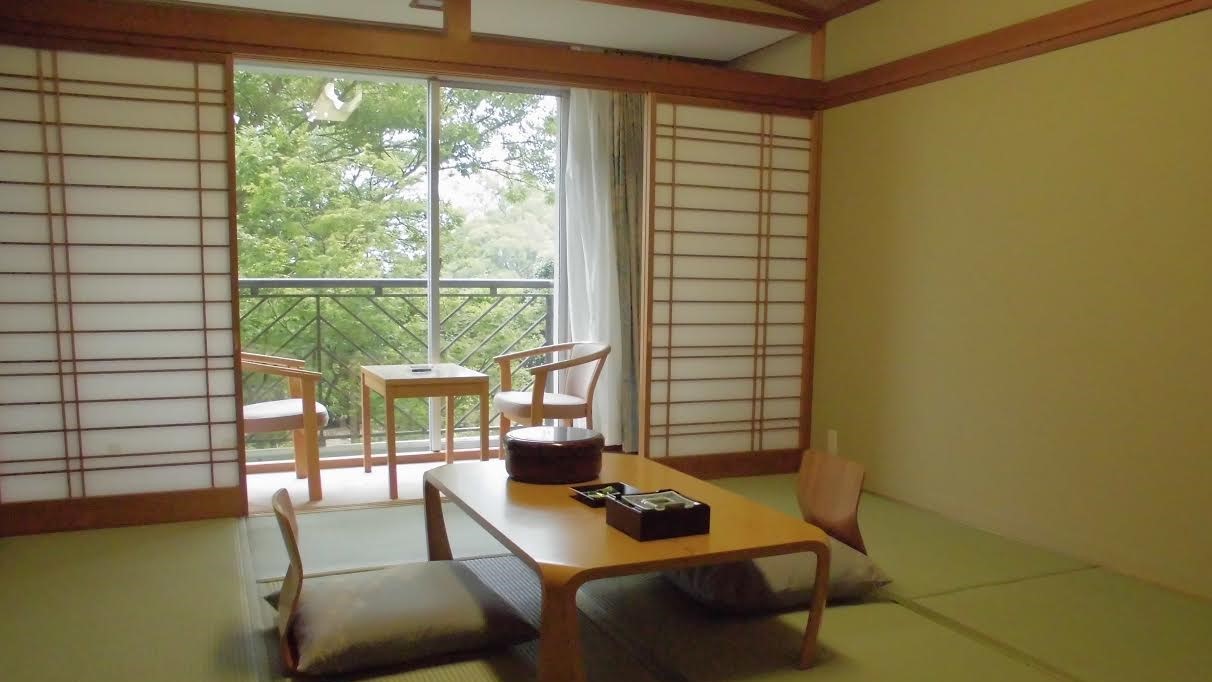 【朝日の和室】１階芝生広場側／８畳定員4名