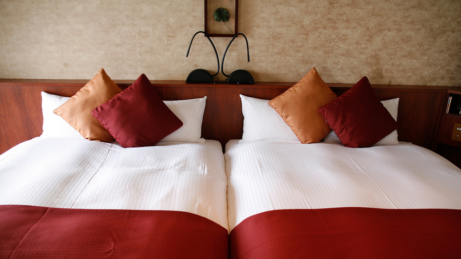 ハリウッドスタイルのベッドルームが特徴の、高級感と落ち着きを兼ね備えたスイート711号