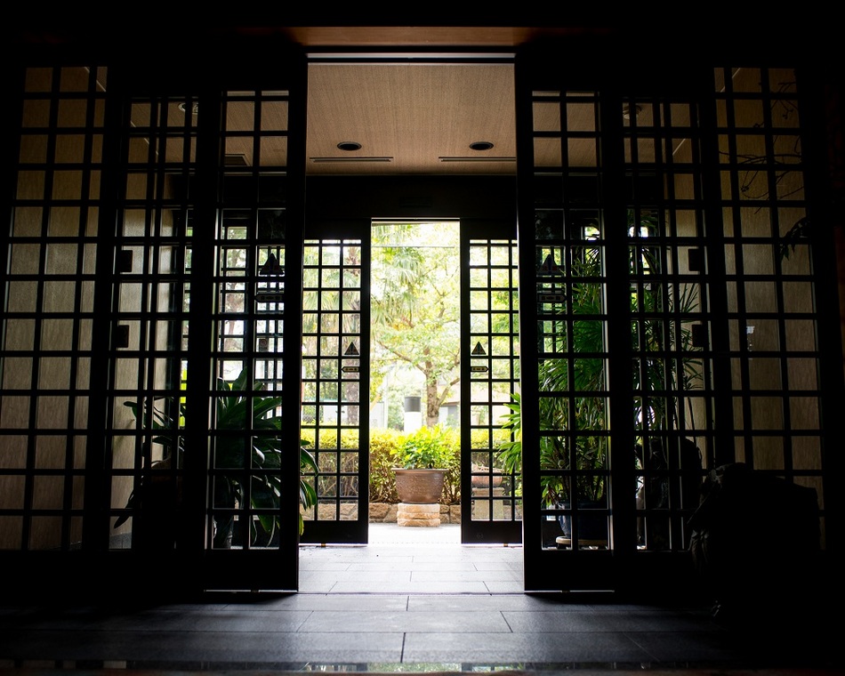 一階ロビー入口 普段の喧騒を忘れ、心ぬくもるひとときをごゆっくりとお過ごしくださいませ。