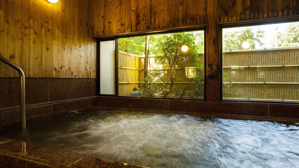 *吉祥の湯・露天風呂。広々とした岩風呂で天然ラドンたっぷりの良湯をお愉しみ下さい。