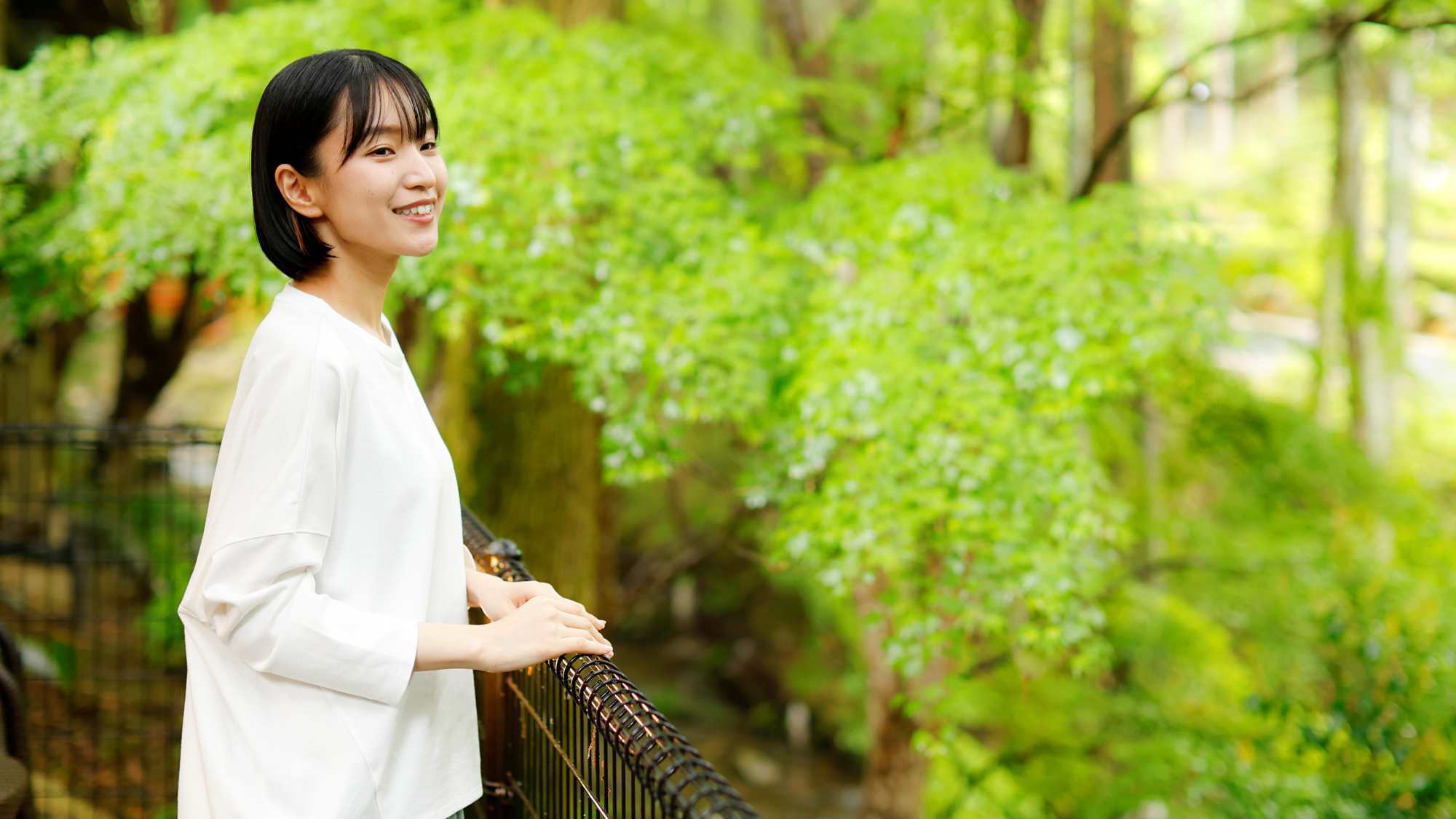 リニューアル西館和洋室。敷地内を流れる川のせせらぎを楽しむためのテラス付き