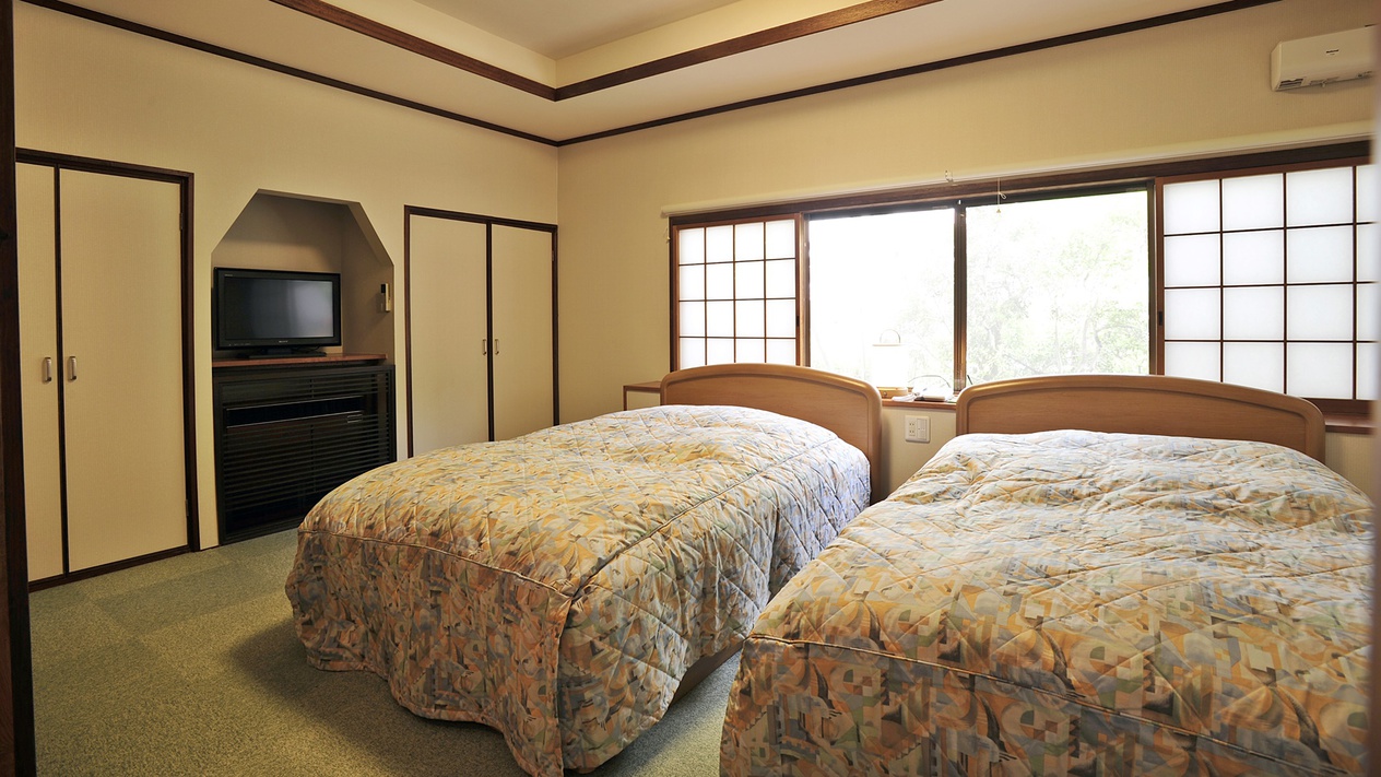 *【和洋室離れ】広々とした和室と、ツインベッドの寝室が付いたお部屋となります。