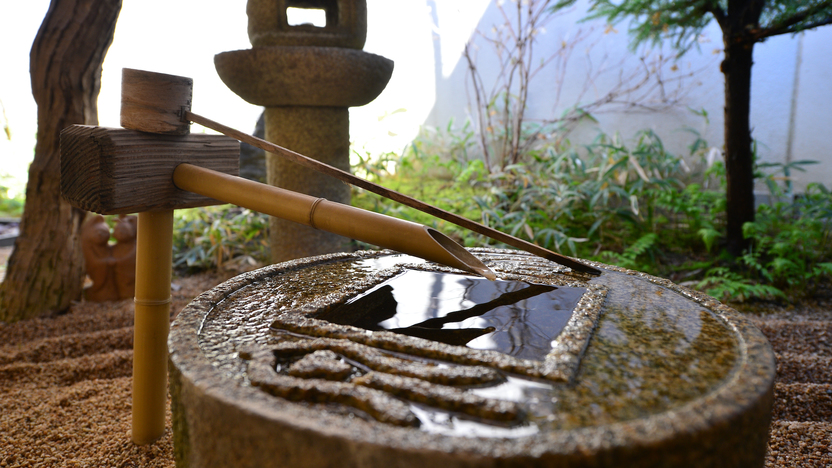 七福の庭〜冷えた飲み物とともに小ぶりな足湯で夕涼み。湯浴み前後にお立ち寄り下さい。