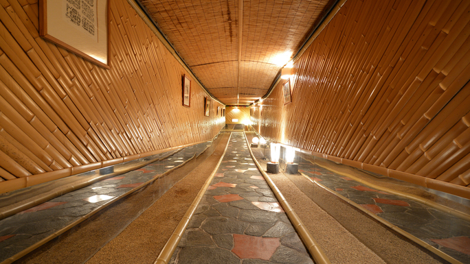 地下通路〜ご夕食へのプロローグ。食事処のある泉雲閣へは秘密の地下通路を潜り抜けます。