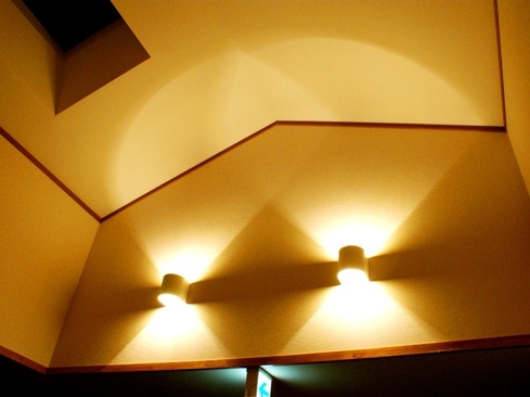 階段上のダウンライトと天窓