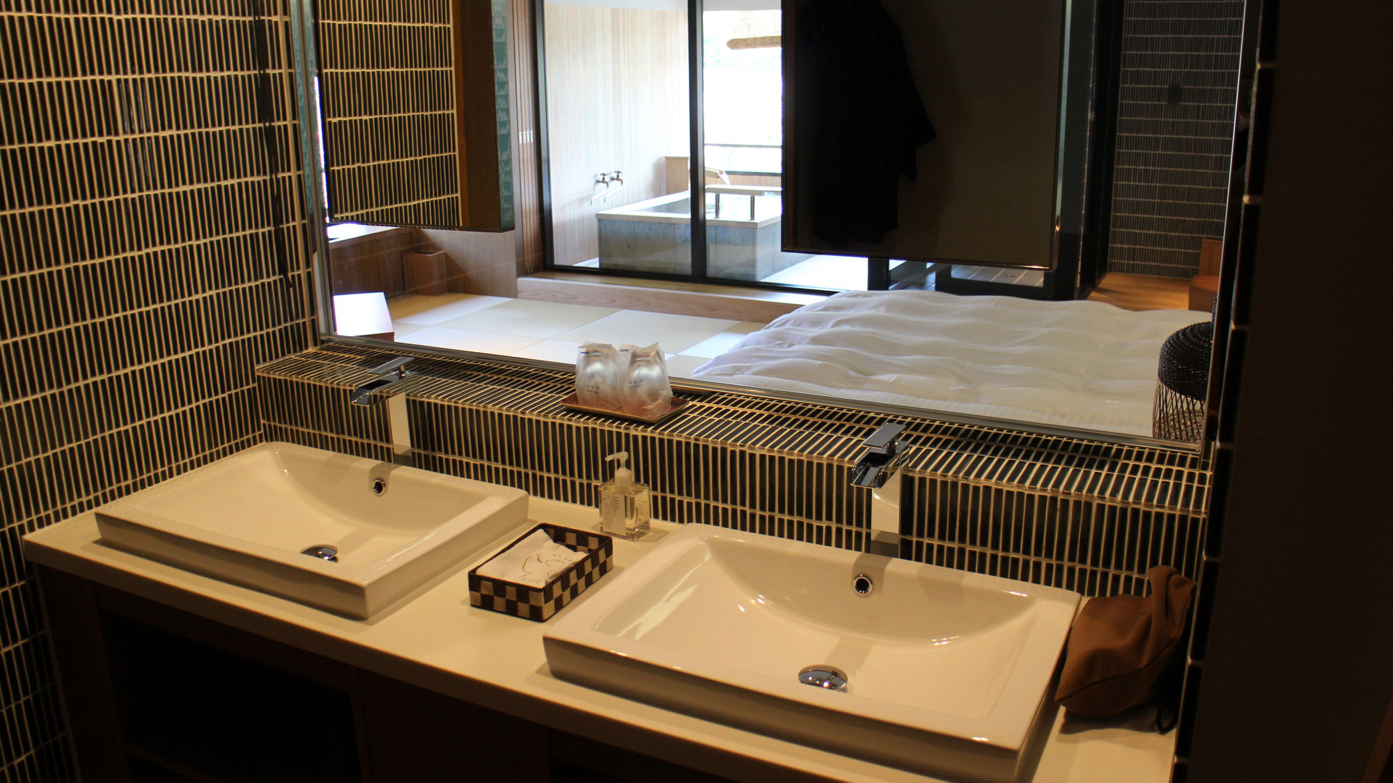【佳松亭・五ツ星 コンセプト客室】ダブルの洗面台。＊洗面スペースがガラス張りでないお部屋もございます