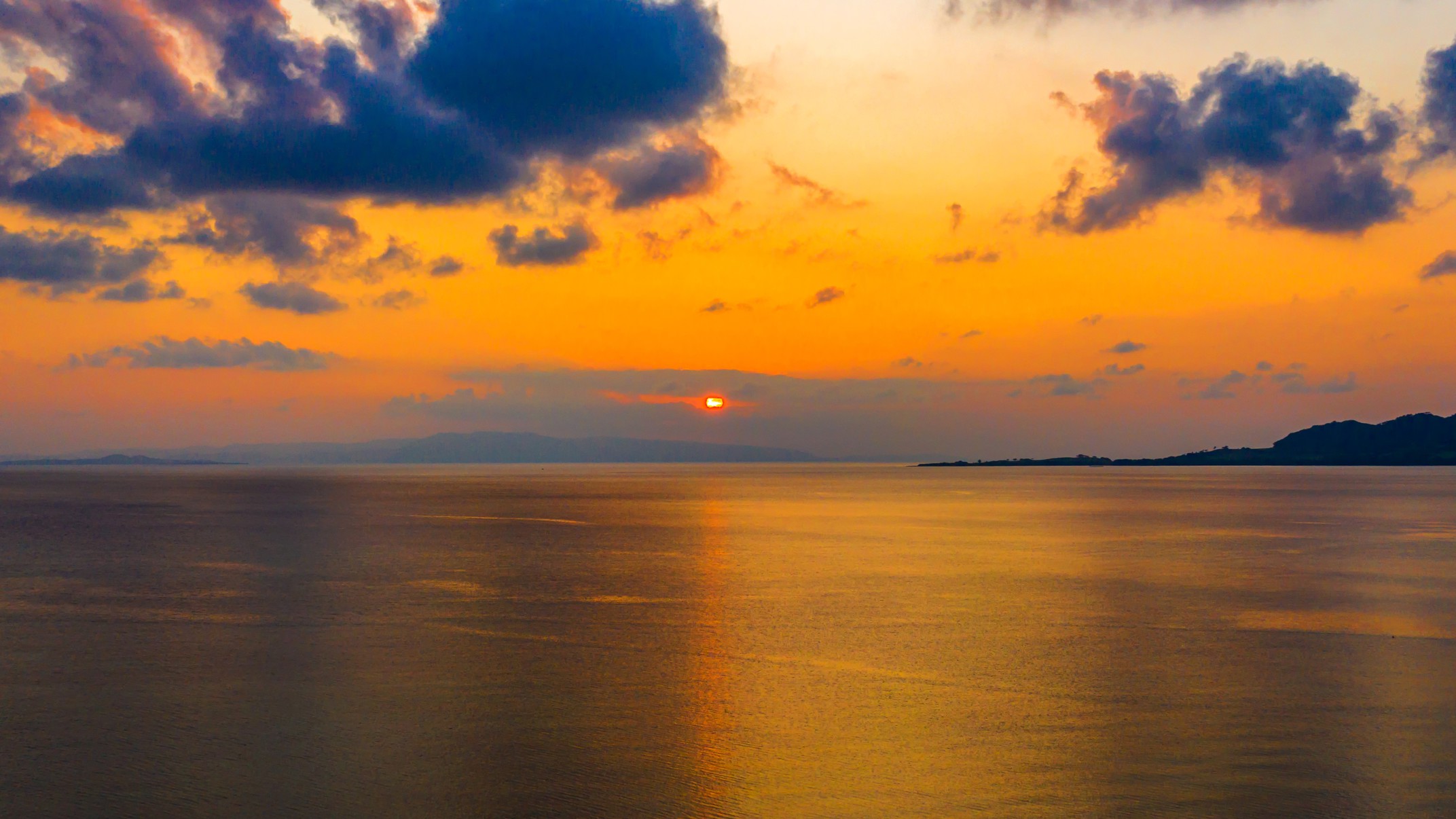 名蔵湾からの夕日