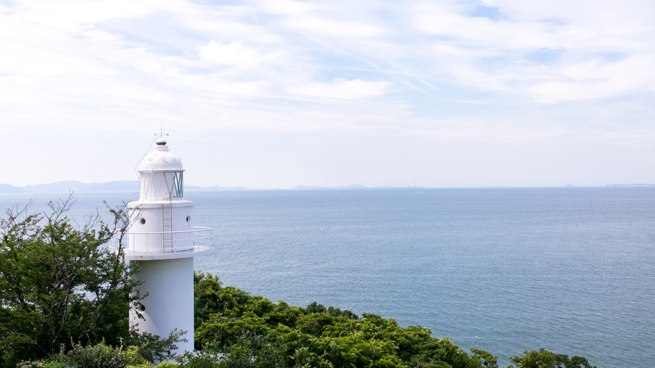 青い海と灯台の風景