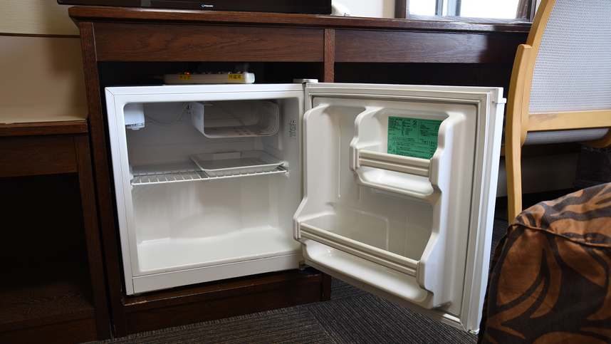 *【部屋設備一例】空の冷蔵庫はご自由にお使いください。