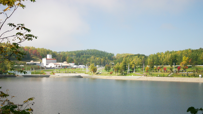 *【外観】豊かな自然に包まれた桜岡湖のほとりに位置する当館。