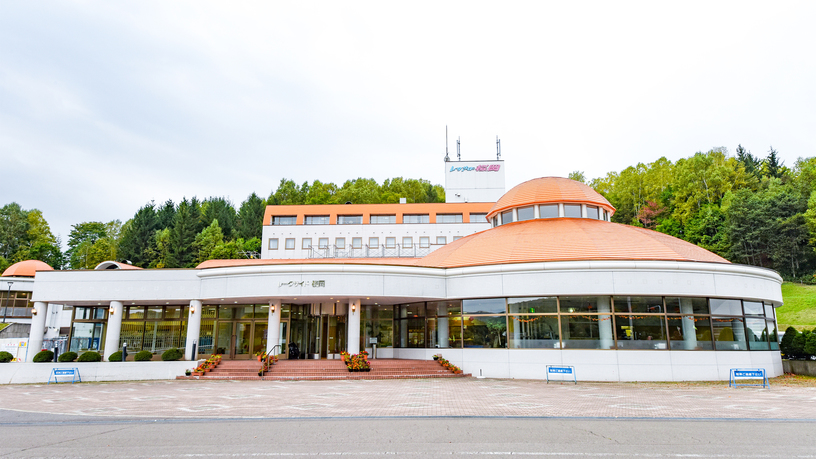 *【外観】豊かな自然に包まれた桜岡湖のほとりに位置する当館。