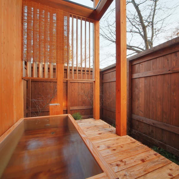 【客室／103】お風呂は庭園付きの総檜造り露天風呂とTOTO最新のシステムバスの2通り